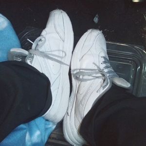 Sports shoes